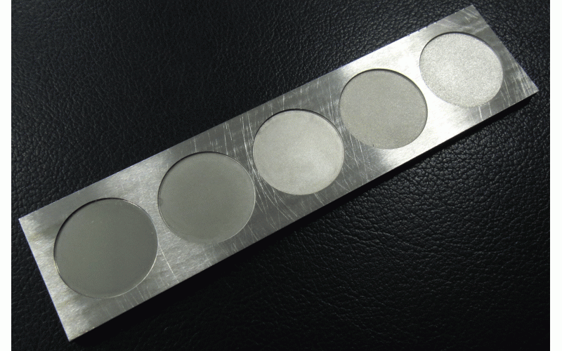 镜面火花机的样板， 左侧的镜面， 右侧的粗纹